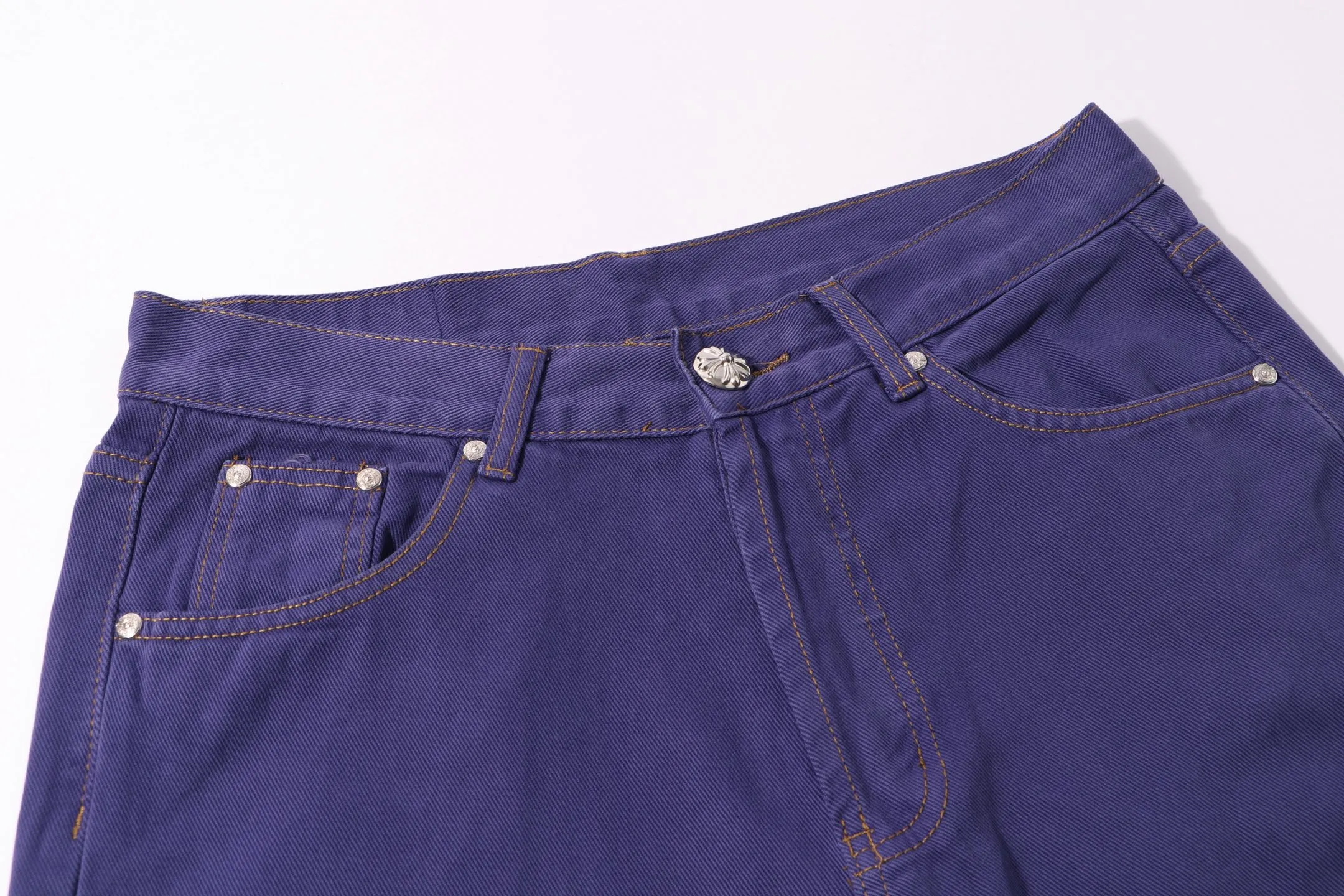 P220 Style number: H32 Croxin & 𝐂𝐡𝐫𝐨𝐦𝐞 𝐇𝐞𝐚𝐫𝐭 ss25 purple dopamine solid color jeans. Styles with different washed textures are very friendly to people with thin legs and thick legs. The slightly flared version perfectly modifies the leg shape. The timeless and moderate length makes it easy to match and match. It is the basis for various styles and is a must-have in your wardrobe! The fabric is stiff but also makes the upper body soft without losing texture. The washing process is even more perfect. It is a must-have item for everyone! ! ! Washed wheat, hang tag, pants label, three labels complete Color: purple Size: 28-30-32-34